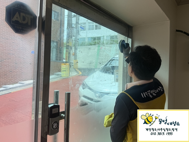 대구 유리창 청소 현장사례｜오래된 시트지 자국과 끈적임까지 깔끔하게